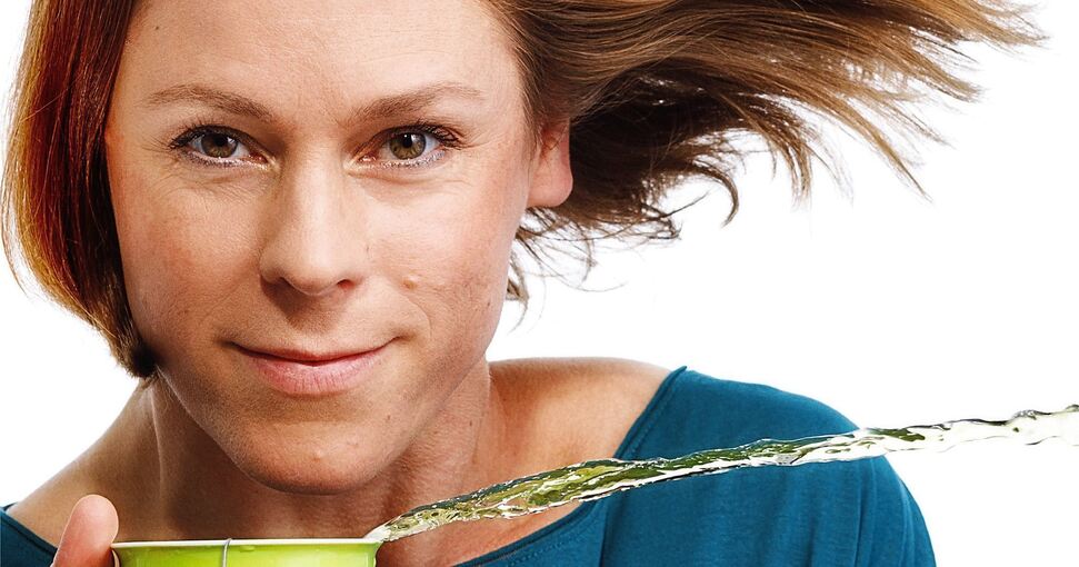 Ganz schön zugig: Die Kabarettistin Inka Meyer. Foto: Simon Buetttner/p