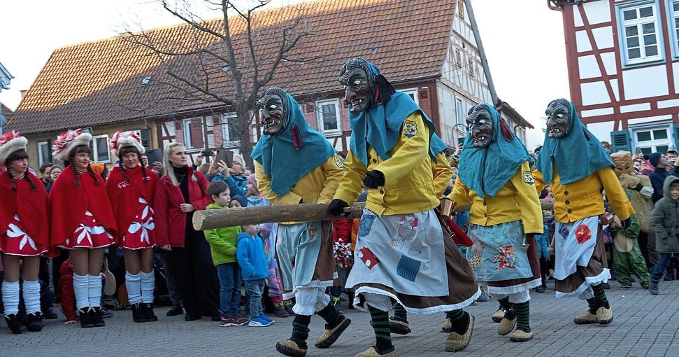 Die Glemshexen verschaffen dem Narrenvolk mit einem Rammbock Zutritt zum Rathaus. Foto: Andreas Becker