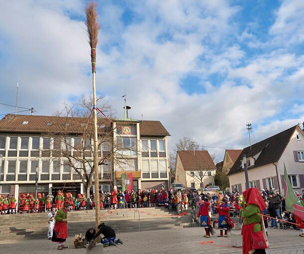 In Neckarweihingen wird am Wochenende wieder der Narrenbaum aufgestellt.