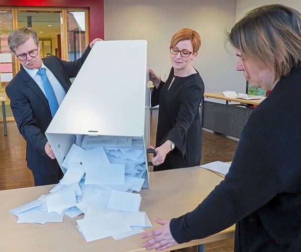Ein Bild von einer der wenigen Wahlen 2020, kurz vor dem ersten Lockdown: in Erdmannhausen musste ein Nachfolger für Birgit Hannemann (2.v.r.) gesucht werden. Archivfoto: H. Wolschendorf