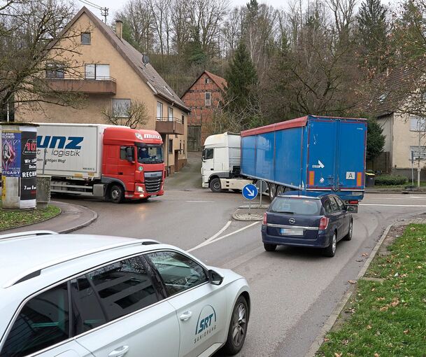 Schwerlastverkehr am Knotenpunkt Mühl-, Benninger und Mundelsheimer Straße. Eine Verkehrszählung soll Erkenntnisse bringen, wie sich ein Lkw-Nachtfahrverbot auf den dort umliegenden Bereich auswirkt. Foto: Andreas Becker