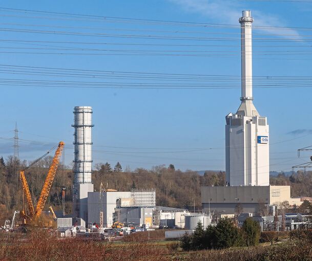 Blick auf die EnBW-Schornsteine am Neckar; links im Bild die neue Netzstabilitätsanlage. Foto: Ramona Theiss