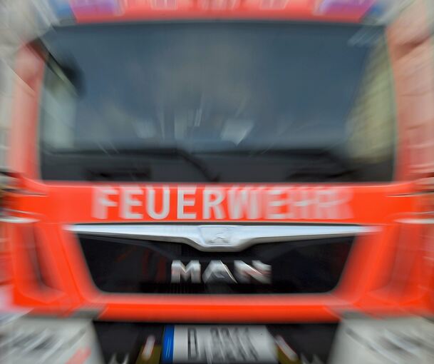 Die Feuerwehr hatte den Fahrzeugbrand schnell unter Kontrolle. Foto: Britta Pedersen/dpa