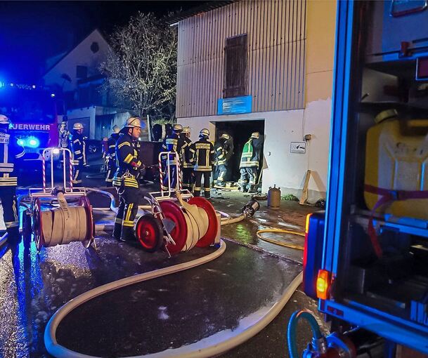 Die Feuerwehr ist mit sechs Fahrzeugen und 42 Einsatzkräften am Unglücksort. Foto: Foto: KS-Images.de/C. Mandu