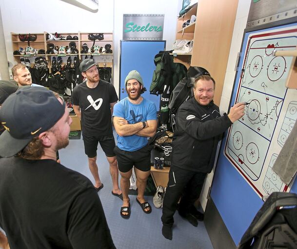 Hat klare Vorstellungen: Steelers-Coach Pekka Kangasalusta (rechts) mit taktischen Anweisungen in der Kabine.Foto: Baumann