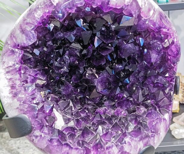 Blick in eine Amethystdruse.