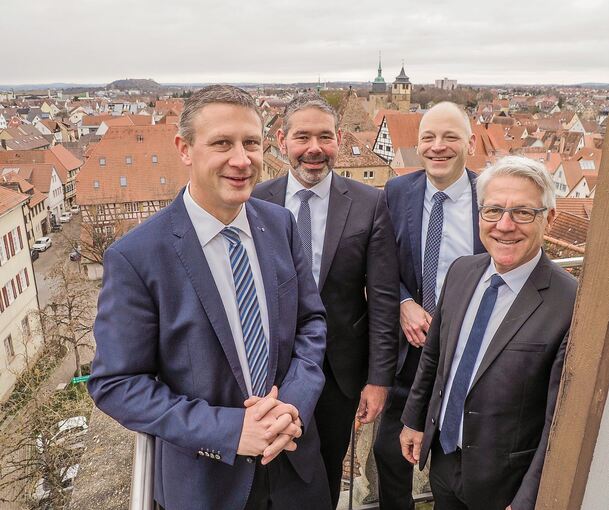 Der Vorstand der VR-Bank Ludwigsburg steht im „Oberen Tor“ in Markgröningen von wo aus sie einen Rundumblick auf Geschäftsgebiet, den Landkreis, haben (von links): Frank Kraaz, Heiko Herbst, Timm Häberle und Joachim Sandner. Foto: Holm Wolschendorf