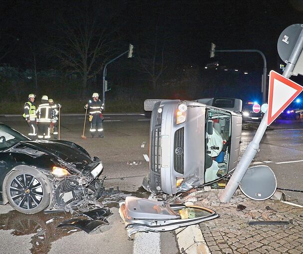 Der VW Caddy kippte bei dem Unfall um und wurde gegen die Ampel geschoben. Foto: KS-Images.de/Andreas Rometsch