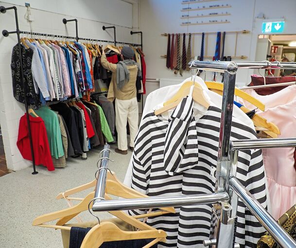 Ein großes Kleiderangebot gibt es auch bei der Karlshöhe. Fotos: Holm Wolschendorf