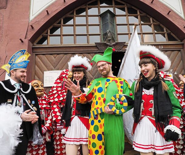 Da nützt auch kein Clownskostüm: Erst am Aschermittwoch darf Bürgermeister Jens Hübner die Amtsgeschäfte wieder übernehmen. Fotos: Holm Wolschendorf