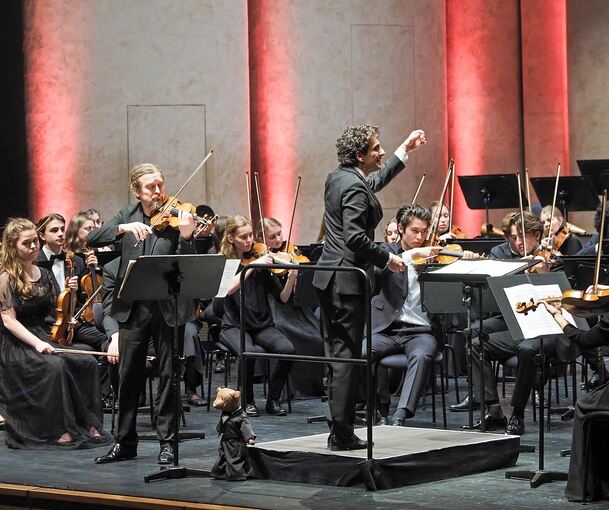 Christian Tetzlaff spielt die Solovioline im Konzert mit dem Bundesjugendorchester, das sich stark präsentiert. Foto: Holm Wolschendorf