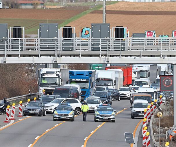 Vor dem Engelbergtunnel staut sich der Verkehr. Vor dem Engelbergtunnel staut sich der Verkehr.