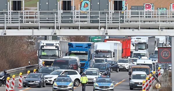 Vor dem Engelbergtunnel staut sich der Verkehr.