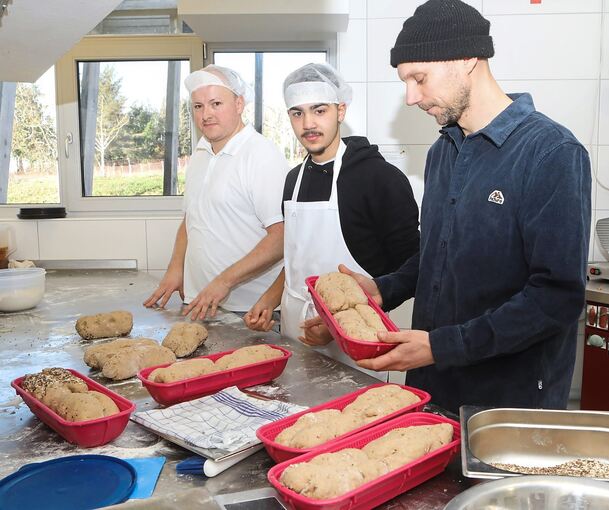 Andere kochen und backen derweil für alle, unter Anleitung von Hauswirtschafter und Bäcker Carsten Gunsilius, der pädagogische Leiter Florian Aufrecht (rechts) prüft das Ergebnis.