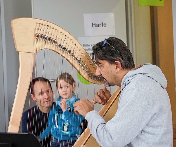 Wie hält man eine Querflöte richtig? Und wie schön klingt eine Harfe? Familien schauen sich in der Karlskaserne um. Fotos: Holm Wolschendorf