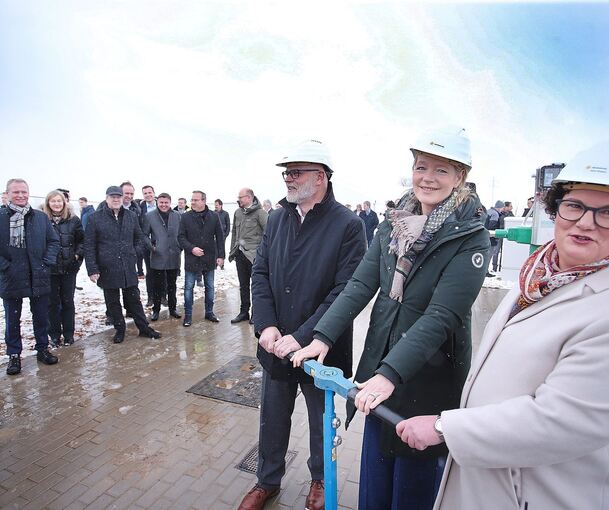 Gemeinsam drehen: Dirk Güsewell, Thekla Walker und Katrin Flinsbach bei der Eröffnung der neuen Erdgaspipeline.Foto: Alfred Drossel