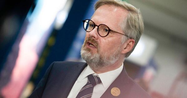 Česká vláda přežila hlasování o nedůvěře