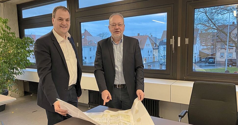 Das erste Projekt entsteht in Bönnigheim: Bürgermeister Albrecht Dautel (links) und Andreas Veit vom Vorstand der Bürgergenossenschaft Wohnen. Archivfoto: privat