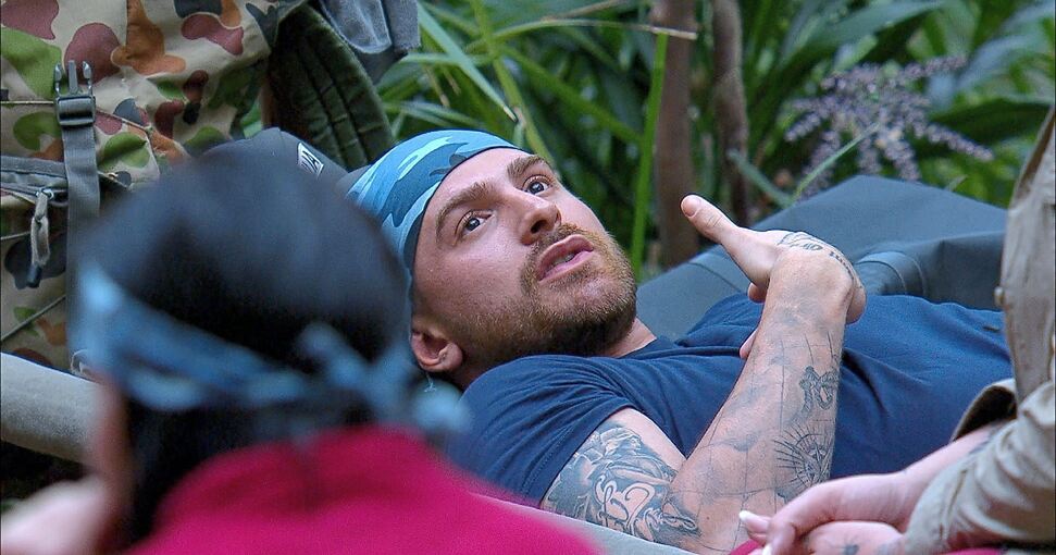 Realitystar und Dschungelcamper Luigi „Gigi Birofio“ in Aktion, unten im Bild ist sein weißer Mustang zu sehen. Fotos: RTL+ (3)/Inge Hartmann (1)