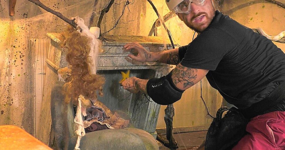 Realitystar und Dschungelcamper Luigi „Gigi Birofio“ in Aktion, unten im Bild ist sein weißer Mustang zu sehen. Fotos: RTL+ (3)/Inge Hartmann (1)