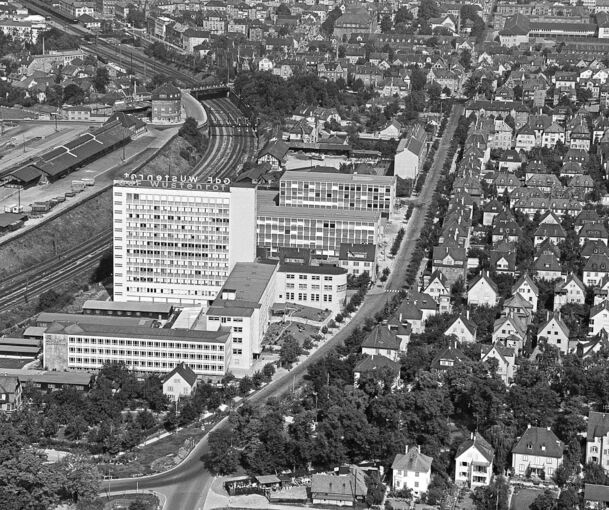 1959 war ein Großteil der Wüstenrot-Gebäude gebaut. An der Bahnlinie wurden die Baracken durch einen Büroriegel ersetzt, das Hochhaus im Süden folgte 1974. Foto: Hugo Moser