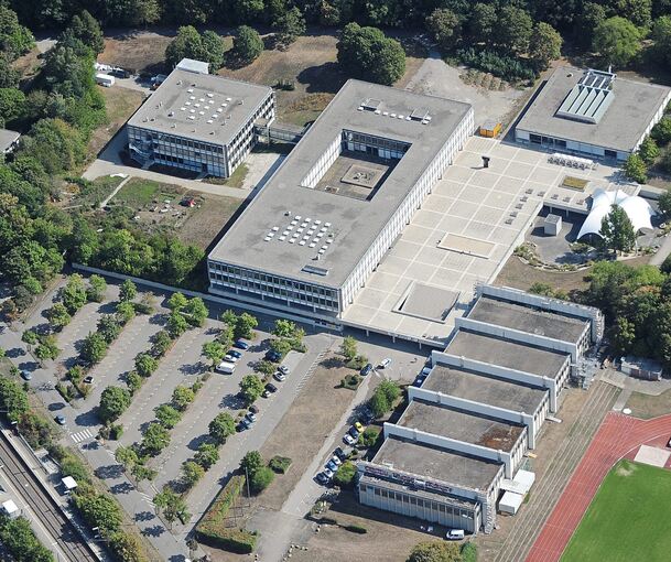 Auf dem Parkplatz vor dem Hauptgebäude der PH (vorne) könnte ein Hochhaus gebaut werden. Rechts im Bild die marode Sporthalle. Archivfoto: W. Kuhnle