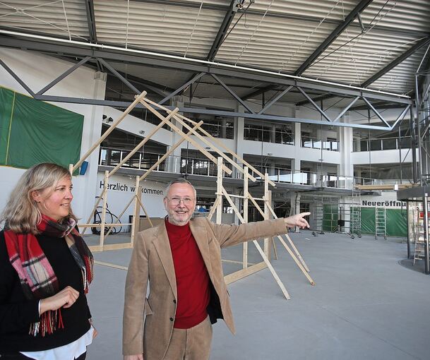 Hier geht es lang: Frank Hofmeister und seine Assistentin Christiane Faber zeigen das zukünftige Ausstellungsgebäude. Foto: Alfred Drossel