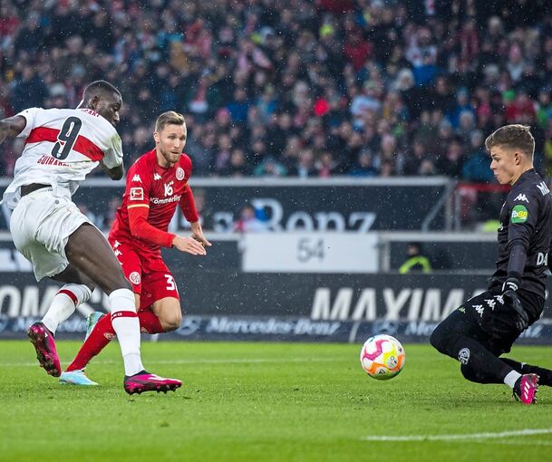 Serhou Guirassy (links) spitzelt den Ball zum 1:0 an Torwart Finn Dahmen (rechts) vorbei. Foto: Tom Weller/dpa