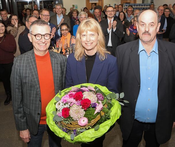 Die alte und neue Bürgermeisterin Rebecca Schwaderer mit ihrem Stellvertreter Werner Brosi (rechts) und ihrem Lebenspartner.