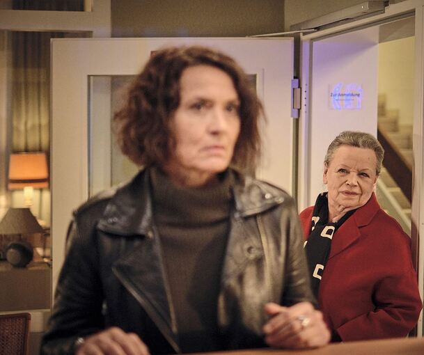 Filmszene: Kommissarin Lena Odenthal (Ulrike Folkerts) und ihre Tante (Ursula Werner). Foto: dpa