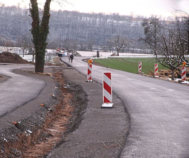 Noch haben die Bauarbeiter auf der Straße zwischen Untermberg und Unterriexingen das Sagen. Foto: Alfred Drossel
