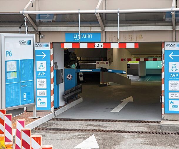 Im Parkhaus P6 am Stuttgarter Flughafen können S-Klasse-Besitzer ihr Auto vollautomatisiert einparken lassen. Foto: DaimlerAG – Global Communication