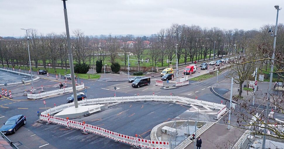 Noch ist der Kreisverkehr an der Ludwigsburger Sternkreuzung nicht final eingerichtet. Foto: Holm Wolschendorf