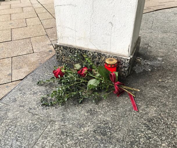 An der Einmündung der Körner- in die Wilhelmstraße: Markierungen der Polizei an der Stelle, wo der Mann nach der Kollision gestürzt ist (links). Gleich daneben hat jemand Blumen und eine Kerze niedergelegt. Fotos: Holm Wolschendorf/wa