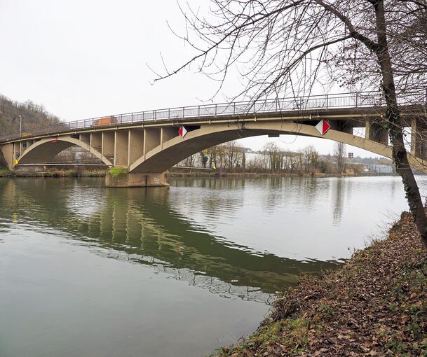 Die Hochberger Neckarbrücke soll durch einen Neubau ersetzt werden. Bald starten die Baugrunduntersuchungen. Foto: Holm Wolschendorf