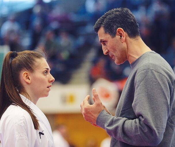 Immer im Einsatz für seine Schützlinge: Köksal Cakir mit Anna Migou. Foto: Baumann