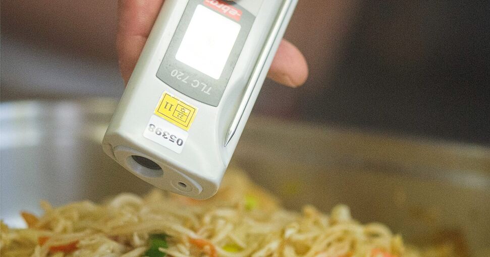 Restaurants sind verantwortlich für die Sicherheit der von ihnen hergestellten und in Verkehr gebrachten Lebensmittel. Wie es die Betreiber damit halten, das sollen regelmäßige Kontrollen in Erfahrung bringen. Foto: Uwe Anspach/dpa