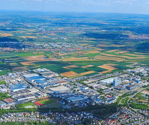 Blick von oben auf das Schwieberdinger Gewerbegebiet mit Bosch: Mittlerweile ist die einst so reiche Kommune in der Steuerkraftliga des Kreises am Tabellenende angekommen. Foto: Werner Kuhnle