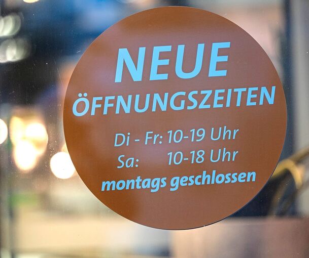 Aufkleber an der Eingangstür des Möbelhauses Ehrmann in Trier: Montags hat es nun geschlossen, um Energiekosten zu senken. Auch Unternehmen im Kreis Ludwigsburg haben Öffnungszeiten verändert. Ein Schließtag unter der Woche ist derzeit aber kein Them
