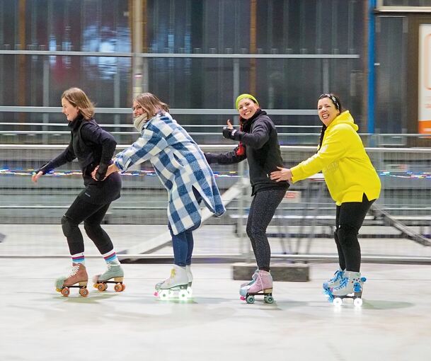 Einfach mal ziehen lassen: So gemütlich bleibt es nicht für LKZ-Redakteurin Carolin Schneider (Zweite von links). Die Mitglieder der Rollschuhcrew Ludwigsburg Tina Hemp, Rebecca Springmann und Saskia Maugeri zeigen ihr, wie es geht. Foto: Holm Wolsch