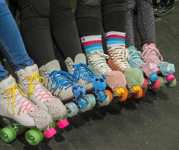 Die Rollschuhe sind kunterbunt und individuell. Foto: Holm Wolschendorf