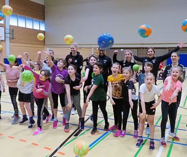 Die Stars der SG BBM Bietigheim (hinten) mit den Kindern der Ingersheimer Schillerschule. Foto: Holm Wolschendorf