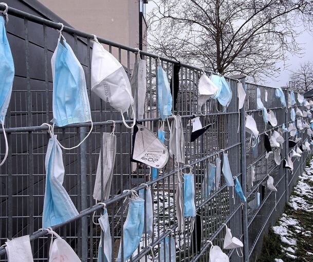Zahllose gebrauchte Masken hängen am Zaun des Vaihinger Bauhofs. Foto: Alfred Drossel