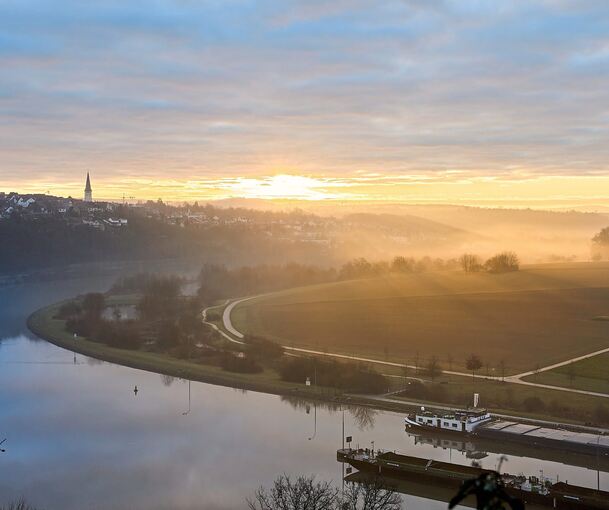 Jenseits der Zugwiesen, da wo die Sonne aufgeht, liegt Poppenweiler. Foto: Andreas Becker