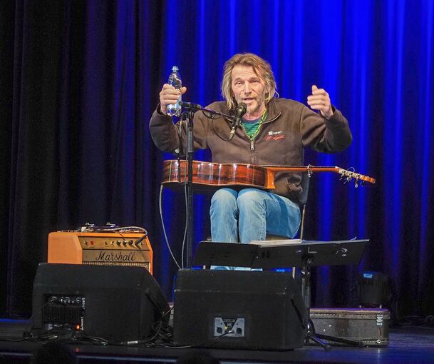 Der Seminarleiter bringt seinen Flüssigkeitshaushalt ins Gleichgewicht: Hans Söllner im Scala. Foto: Holm Wolschendorf