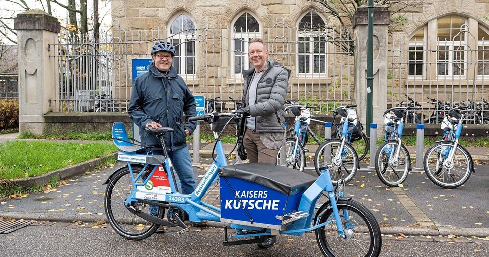 Im Januar posieren Bürgermeister Sebastian Mannl (rechts) und Mobilitätsleiter Matthias Knobloch stolz mit einem der neuen Lastenräder im Regiorad-Verleih. Die drei Exemplare am Otto-Hahn-Gymnasium, an der Carl-Schaefer-Schule und am S-Bahnhof Favori