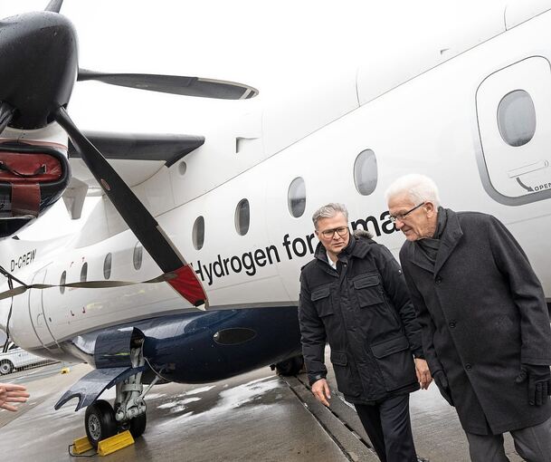 Josef Kallo (links), Chef der H2Fly GmbH und Winfried Kretschmann, Ministerpräsident von Baden-Württemberg, bei der Vorstellung des Projekts „Hydrogen Aviation Center“ auf dem Flughafen Stuttgart. Foto: Marijan Murat/dpa