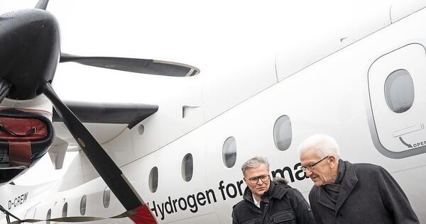 Josef Kallo (links), Chef der H2Fly GmbH und Winfried Kretschmann, Ministerpräsident von Baden-Württemberg, bei der Vorstellung des Projekts „Hydrogen Aviation Center“ auf dem Flughafen Stuttgart. Foto: Marijan Murat/dpa