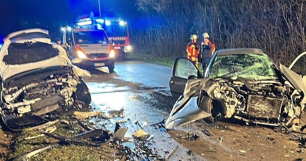 Die Insassen der beiden Fahrzeuge wurden verletzt. KS-Images.de/Patrick Rörig