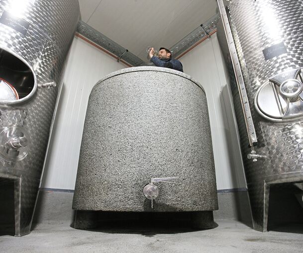 Aus einem Granitblock wurde das Fass gesägt und gebohrt. Es ist 4,5 Tonnen schwer und fasst 1200 Liter Weißburgunderwein. Foto: Alfred Drossel